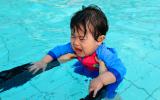 Niño con corte de digestión llorando en el agua