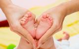 Cuándo, quién y cómo ha de tocar al bebé