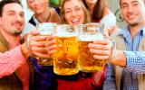 Un grupo de amigos brinda con grandes jarras de cerveza