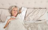 Mujer mayor durmiendo en la cama siguiendo las recomendaciones tras una ruptura de cadera