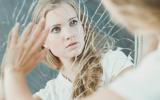 Síntomas del trastorno de despersonalización, la chica no se reconoce al espejo