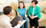 Una adolescente y su madre en la consulta del psicólogo