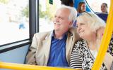 Una pareja mayor viaja en autobús
