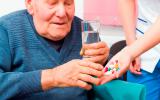 Anciano tomando fármacos para la demencia con cuerpos de Lewy