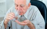 Persona mayor tomando pastillas para la demencia