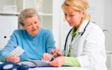 Una doctora prescribe un tratamiento a una anciana