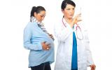 Mujer embarazada con una doctora