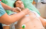 Un hombre sometiéndose a un electrocardiograma