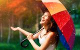Mujer disfrutando de la lluvia como filosofía del Wabi Sabi
