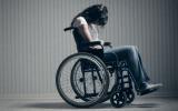 Mujer con ELA en una silla de ruedas