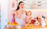 Mujer lactante en la cocina con su bebé