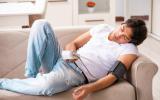 Hombre durmiendo la siesta y midiendo su presión arterial