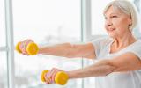 Mujer mayor realizando ejercicio para reducir la mortalidad