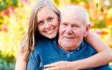 Chica junto a su abuelo afectado de alzhéimer