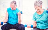Personas adultas mayores realizando diariamente actividad física