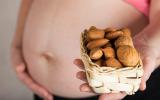 Embarazada sostiene frutos secos