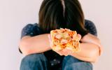 Mujer con riesgo de depresión al comer alimentos ultraprocesados