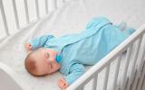 Colocación de la postura del bebé para dormir en su cuna