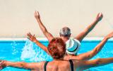 Personas mayores realizando ejercicios acuáticos