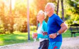 pareja de personas mayores realizando ejercicio para prevenir la demancia