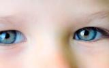 Niño con anomalía en la pupila que puede indicar autismo