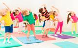 Niños y niñas realizando ejercicio para mejorar su función pulmonar