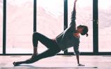 Mujer realizando yoga para evitar la obesidad