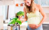 Embarazada cocinando al vapor para evitar el ardor de estómago