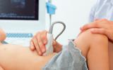 Diagnóstico de la cavidad abdominal de un niño realizado con ultrasonido