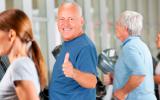 Personas mayores haciendo ejercicio en el gimnasio