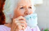 Mujer tomando tazas de té para mejorar la salud cerebral