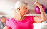 Mujer mayor realizando ejercicio para evitar el riesgo de fracturas