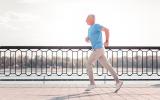 Hombre realizando ejercicio físico tras un infarto