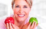 Mujer comiendo dos manzanas al día para tener menos obesidad
