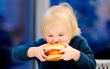 Niño con problemas de obesidad infantil por la alimentación