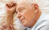Hombre adulto mayor con problemas de insomnio 