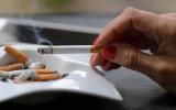 Fumador transfiriendo los químicos peligrosos del cigarro a otros lugares