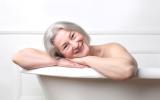 Mujer mayor dándose un baño caliente para reducir el riesgo cardíaco