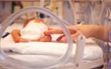 Madre en la incubadora con su hijo prematuro