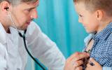 Doctor auscultando a un niño