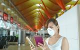 Viajera internacional con mascarilla en el aeropuerto de Barajas