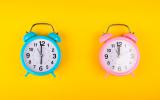  Dos relojes con alarma que muestran diferentes horas