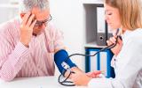Doctora midiendo la presión arterial de su paciente
