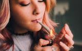 Chica fumando cannabis