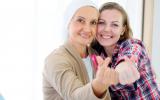 Hija abrazando a su madre enferma de leucemia mieloide