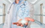 Médico sosteniendo una proyección holográfica de el intestino humano