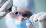 Enfermero sostiene la vacuna Pfizer Biontech