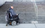 Persona con atrofia muscular en silla de ruedas