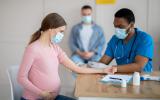 Administración de vacuna COVID-19 en embarazada