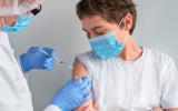 Adolescente recibiendo la vacuna contra el covid-19